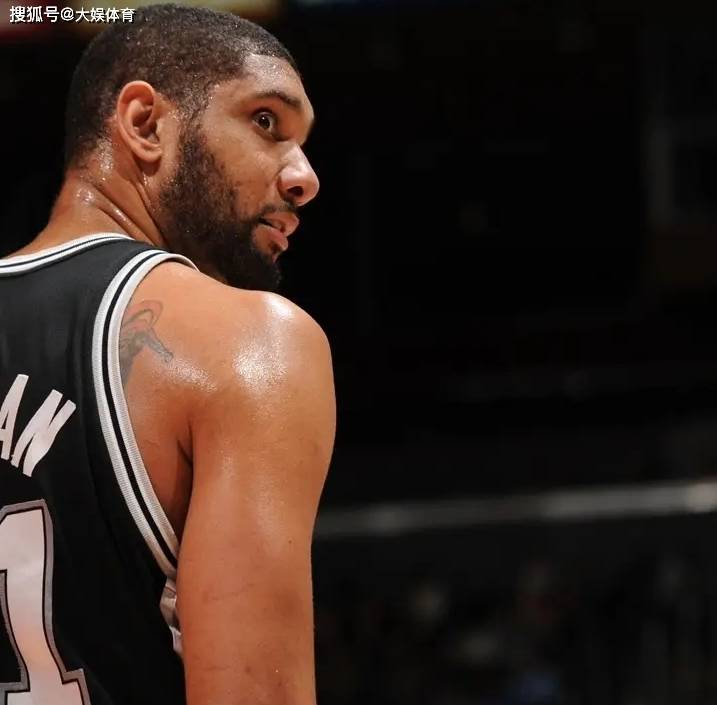 马刺队员突破重围，击败对手