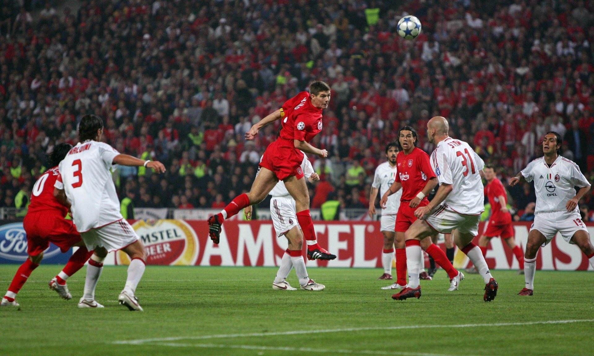 爱游戏官网-足球联赛场上的精彩瞬间备受球迷追捧