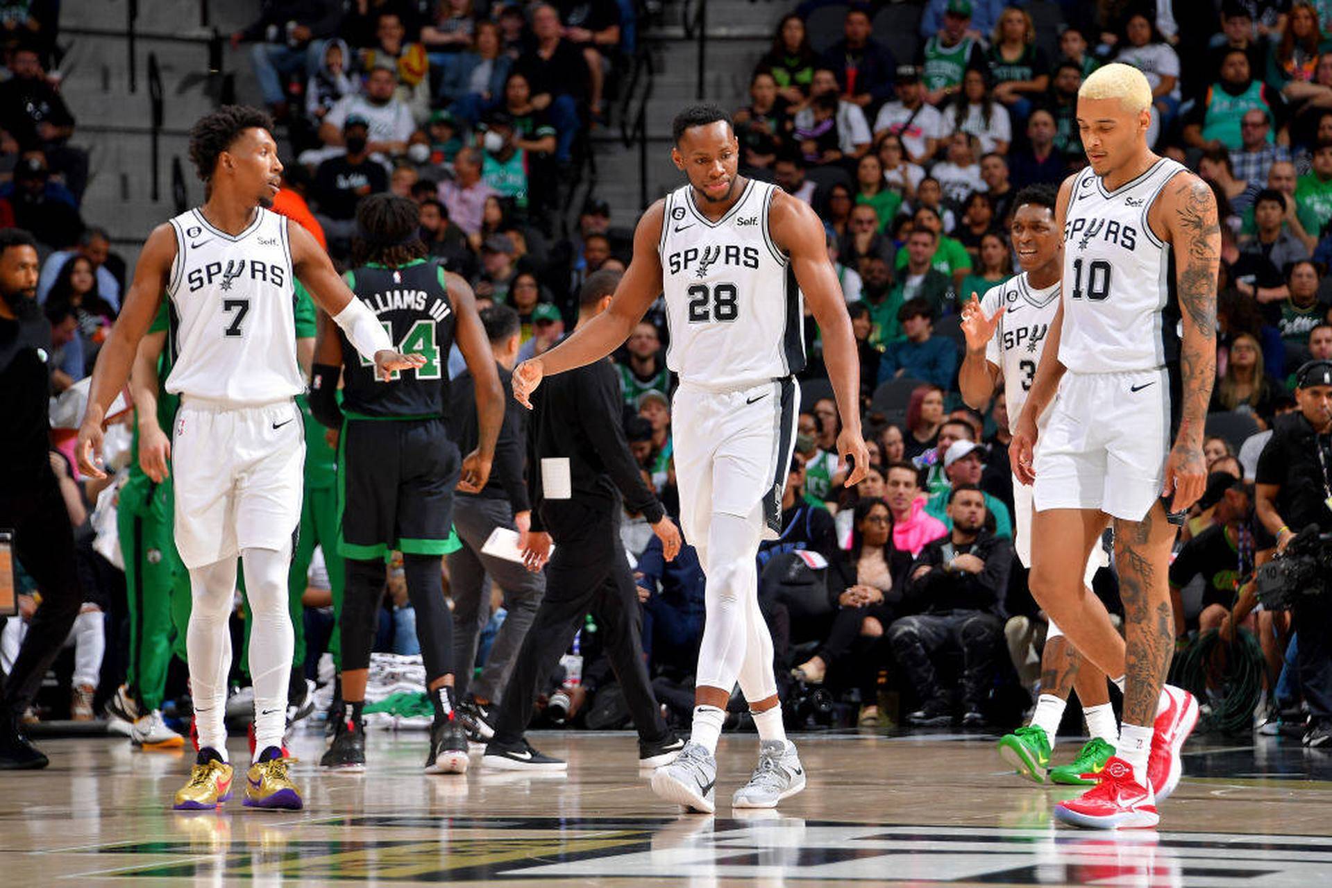 爱游戏登录入口-马刺功臣表现出色，稳定球队节奏