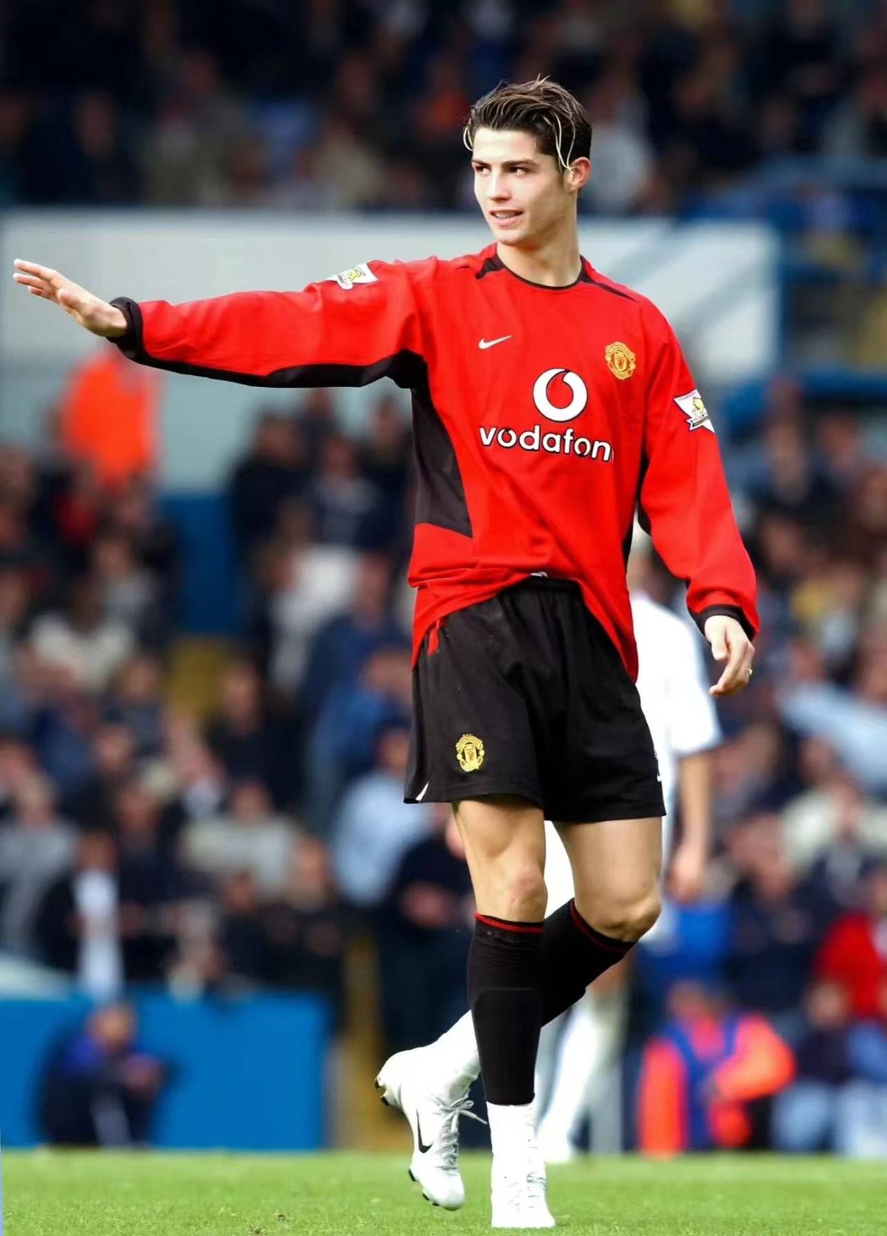 汉堡球场氛围热烈，球迷全力支持球队争胜的简单介绍