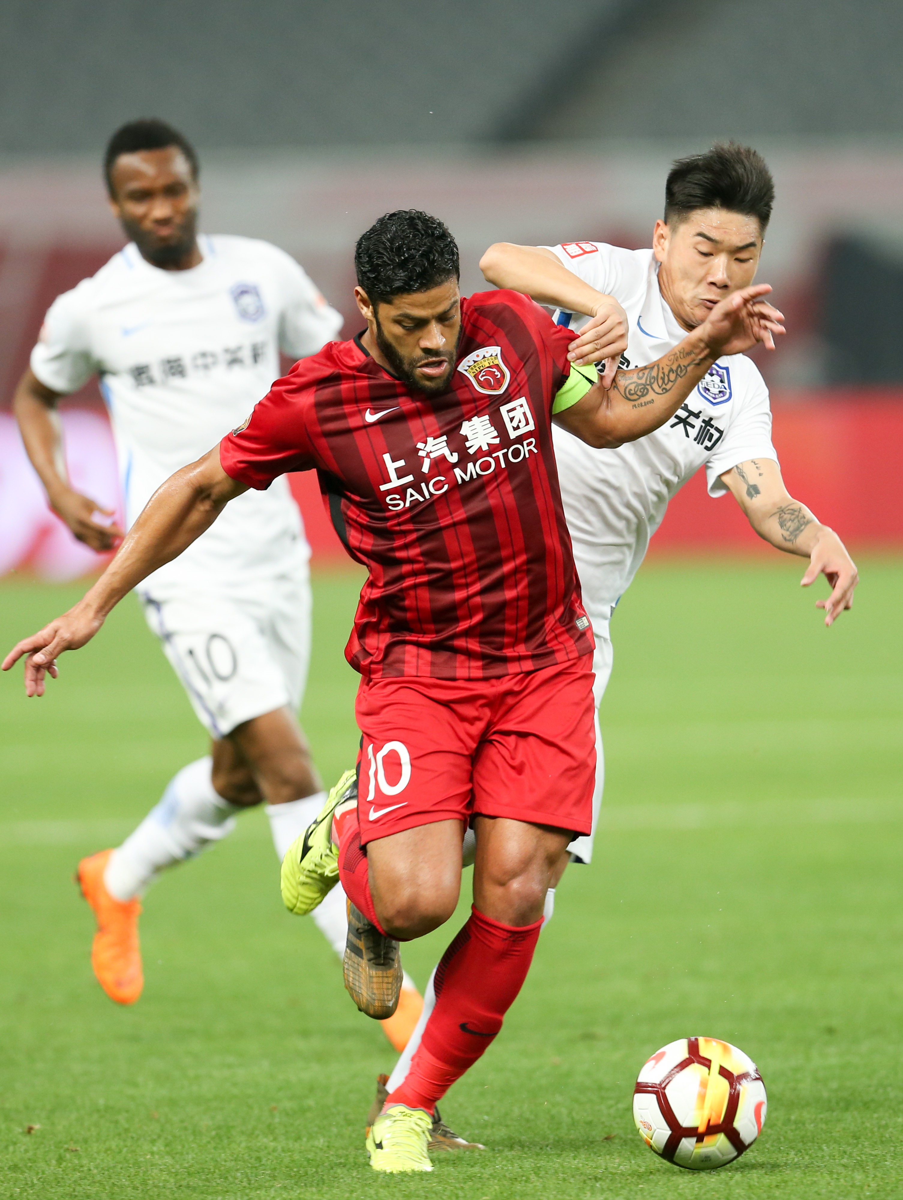 爱游戏官网-天津泰达主场小胜上海上港，提升排名