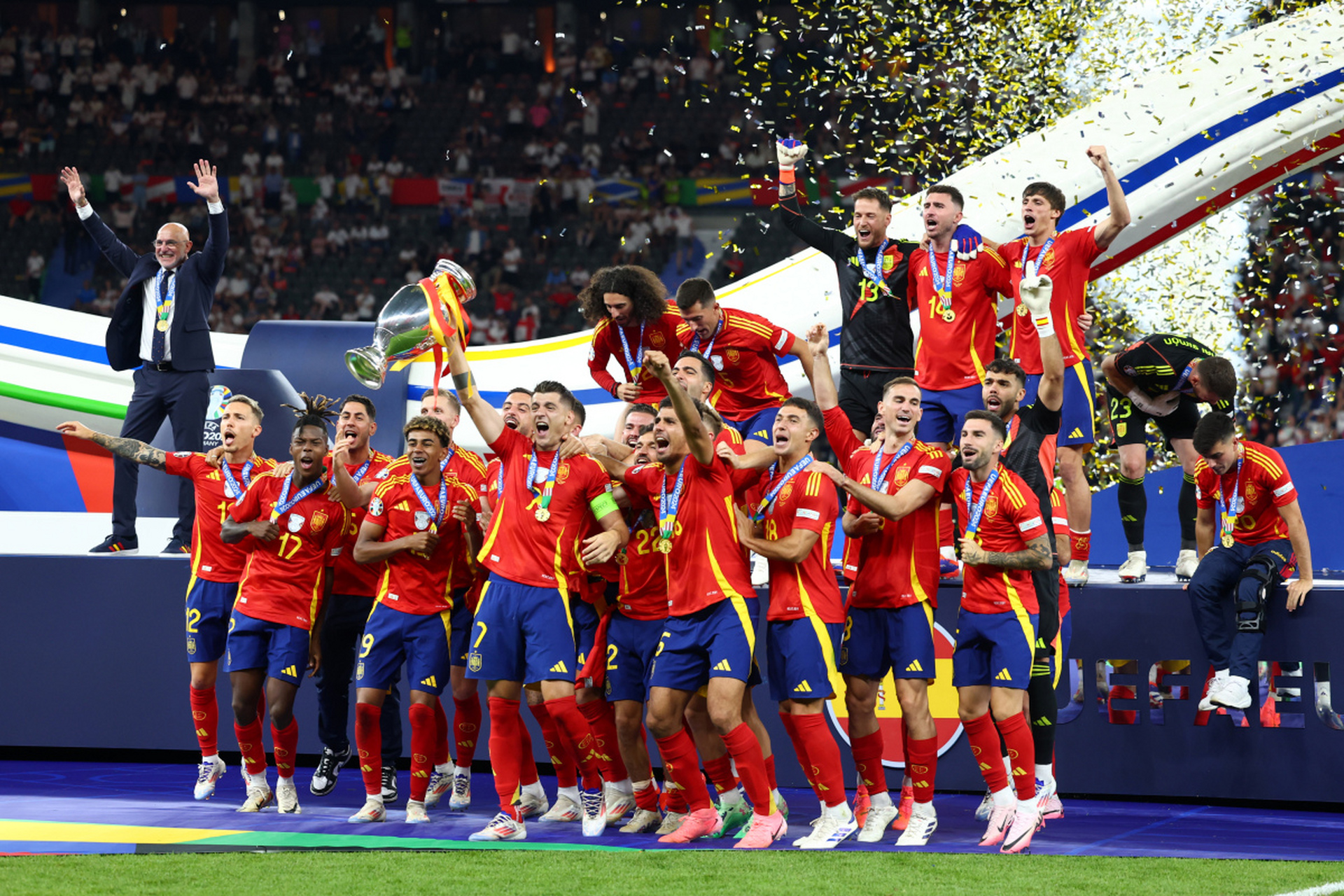 爱游戏app下载-强强对话！欧洲足球赛场再度上演精彩对决的简单介绍