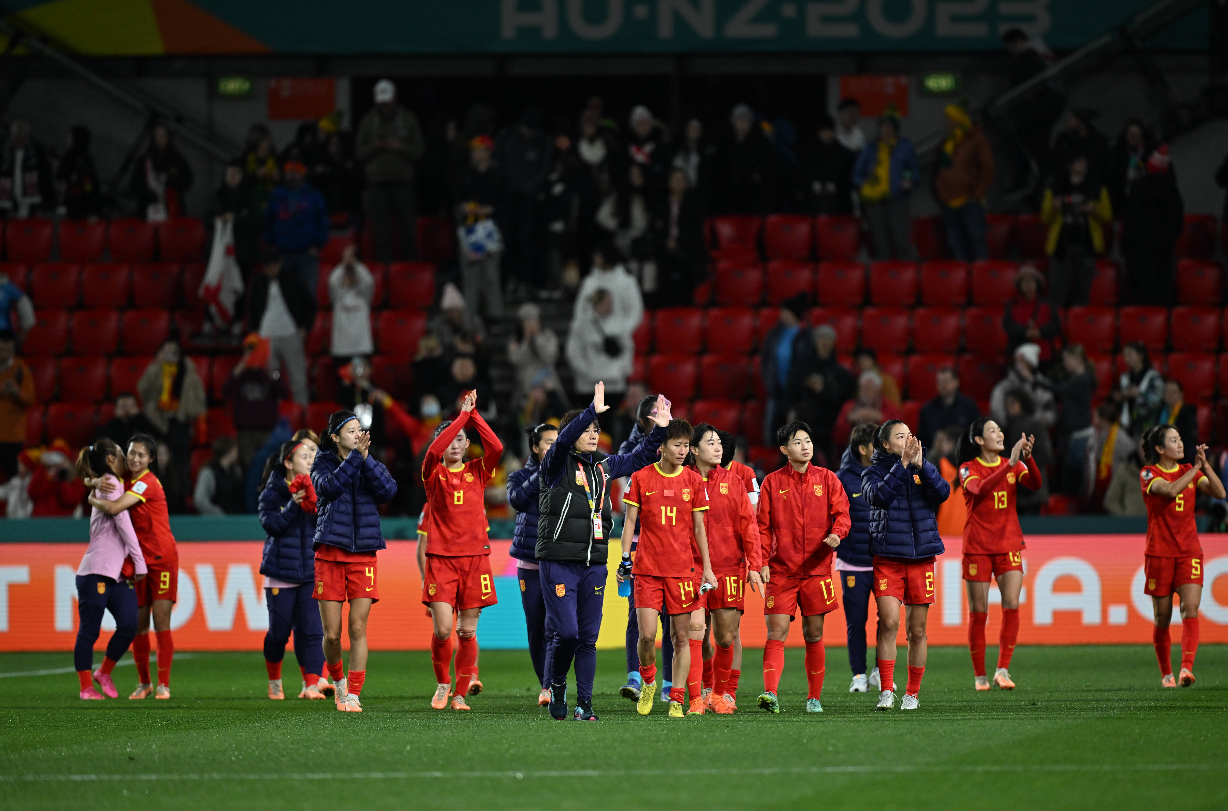 世界女足杯比赛紧张激烈，球员们全力以赴