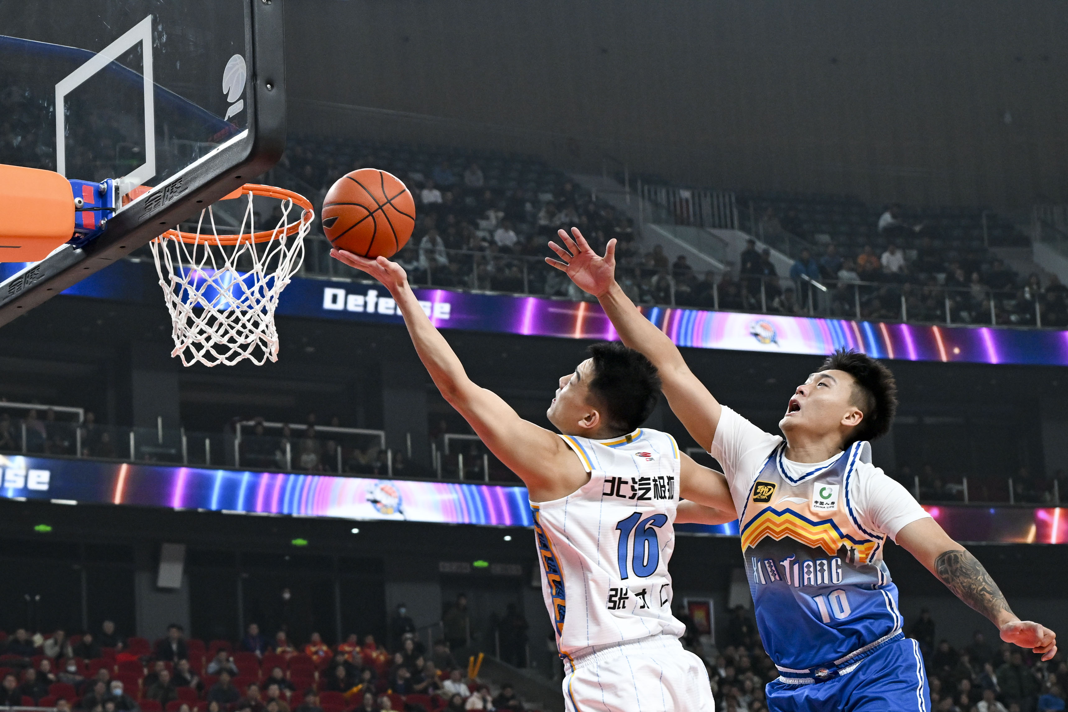 爱游戏中国官网-篮球职业赛场的激情比拼引领观众热切期待的简单介绍