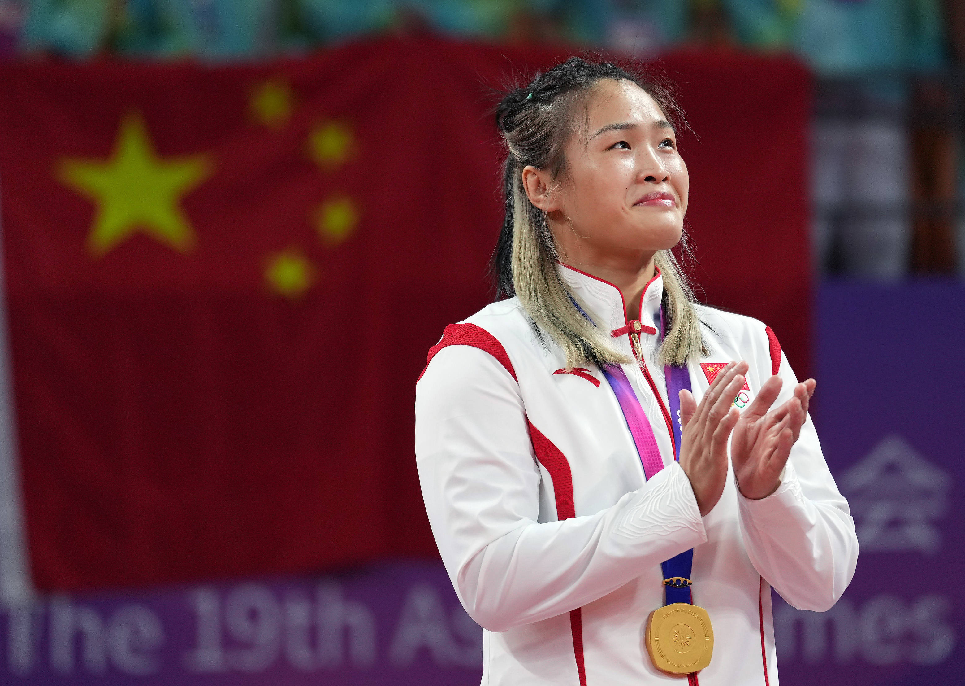 射击女选手夺下金牌激动落幕 射击女选手夺下金牌激动落幕