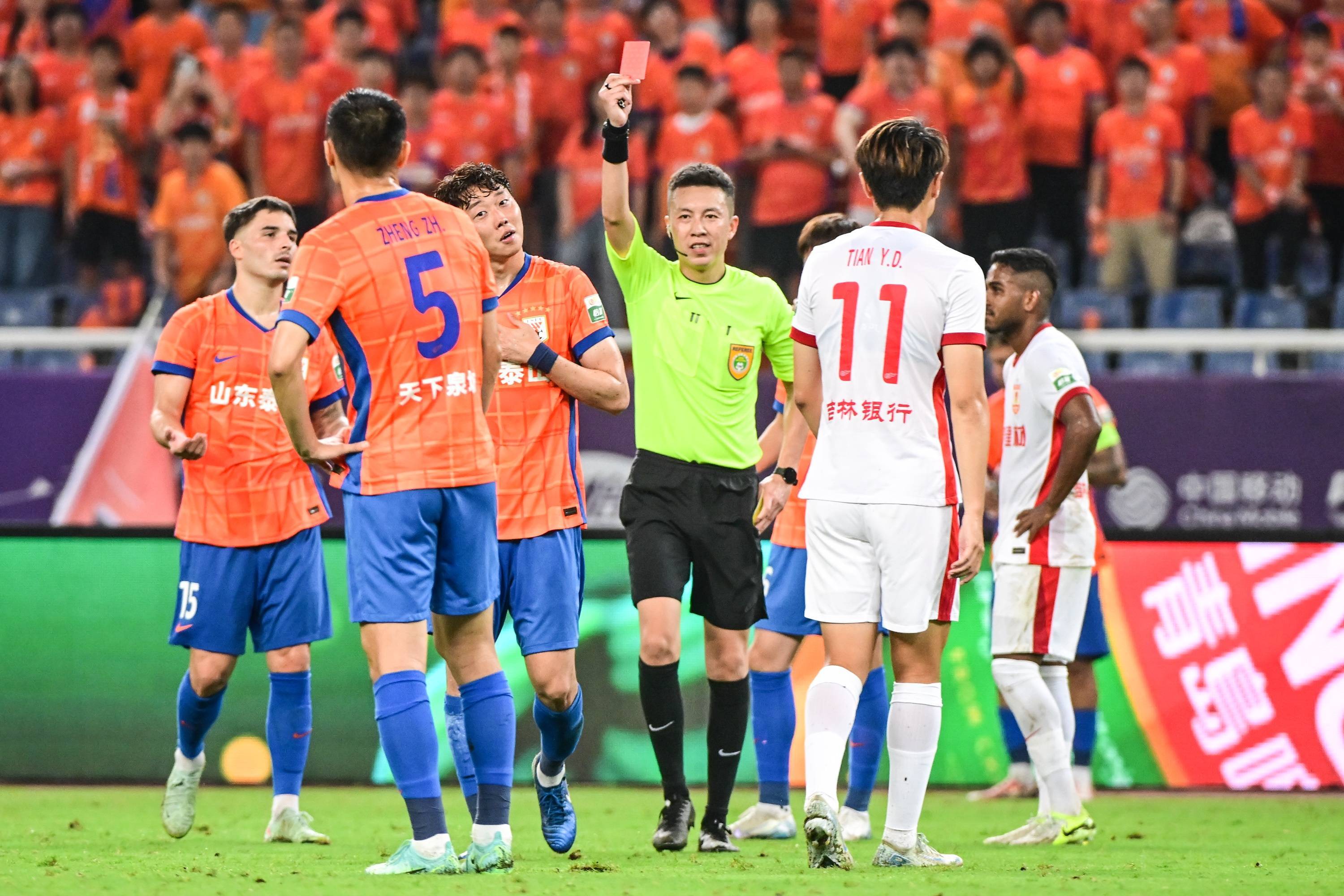 爱游戏官网-紧张的比赛中出现红牌，裁判纷纷受质疑