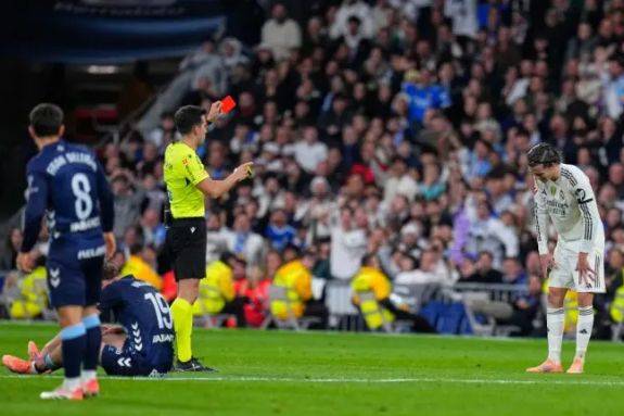 紧张的比赛中出现红牌，裁判纷纷受质疑