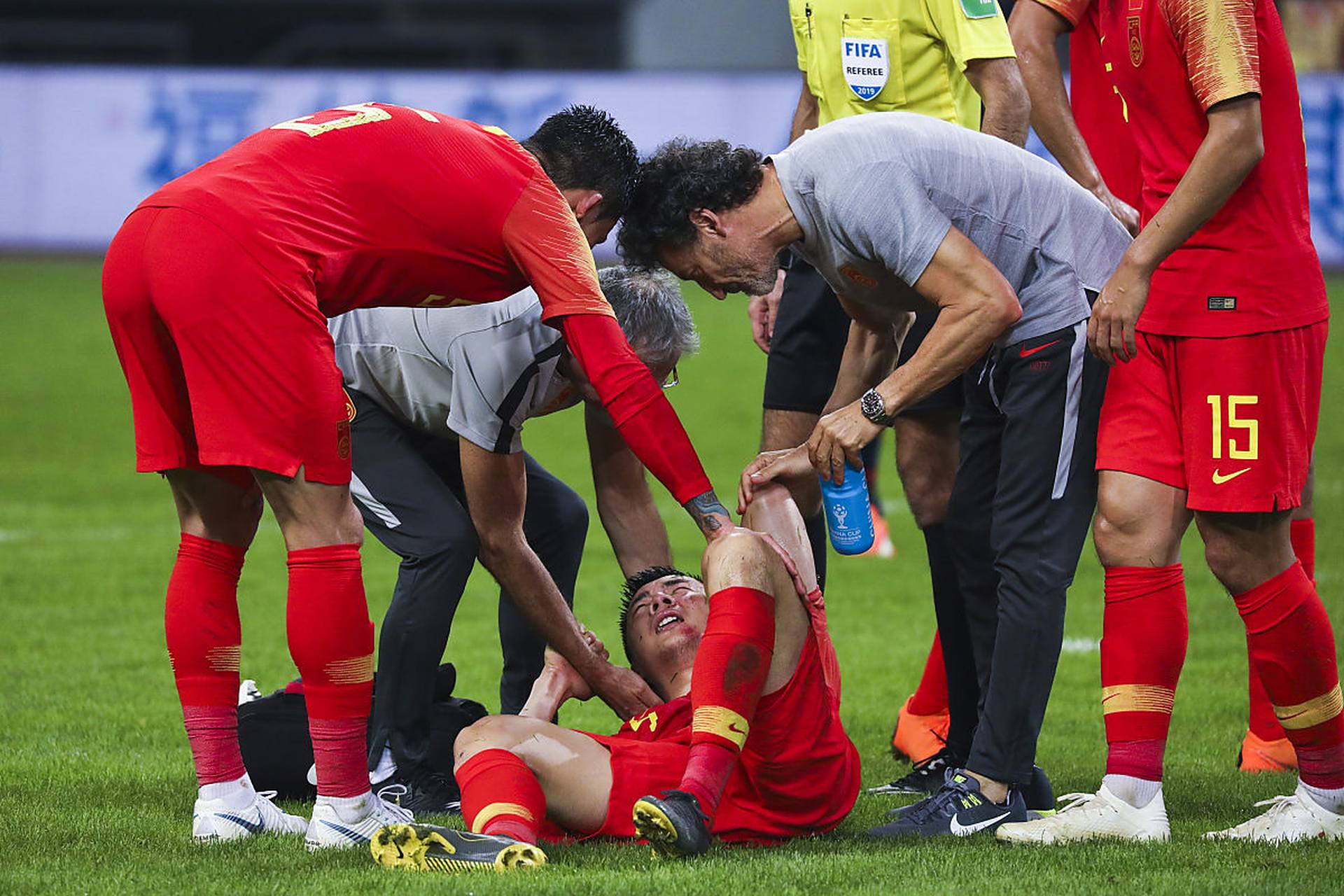 爱游戏中国官网-足球联赛冠军之争，场面激烈紧张