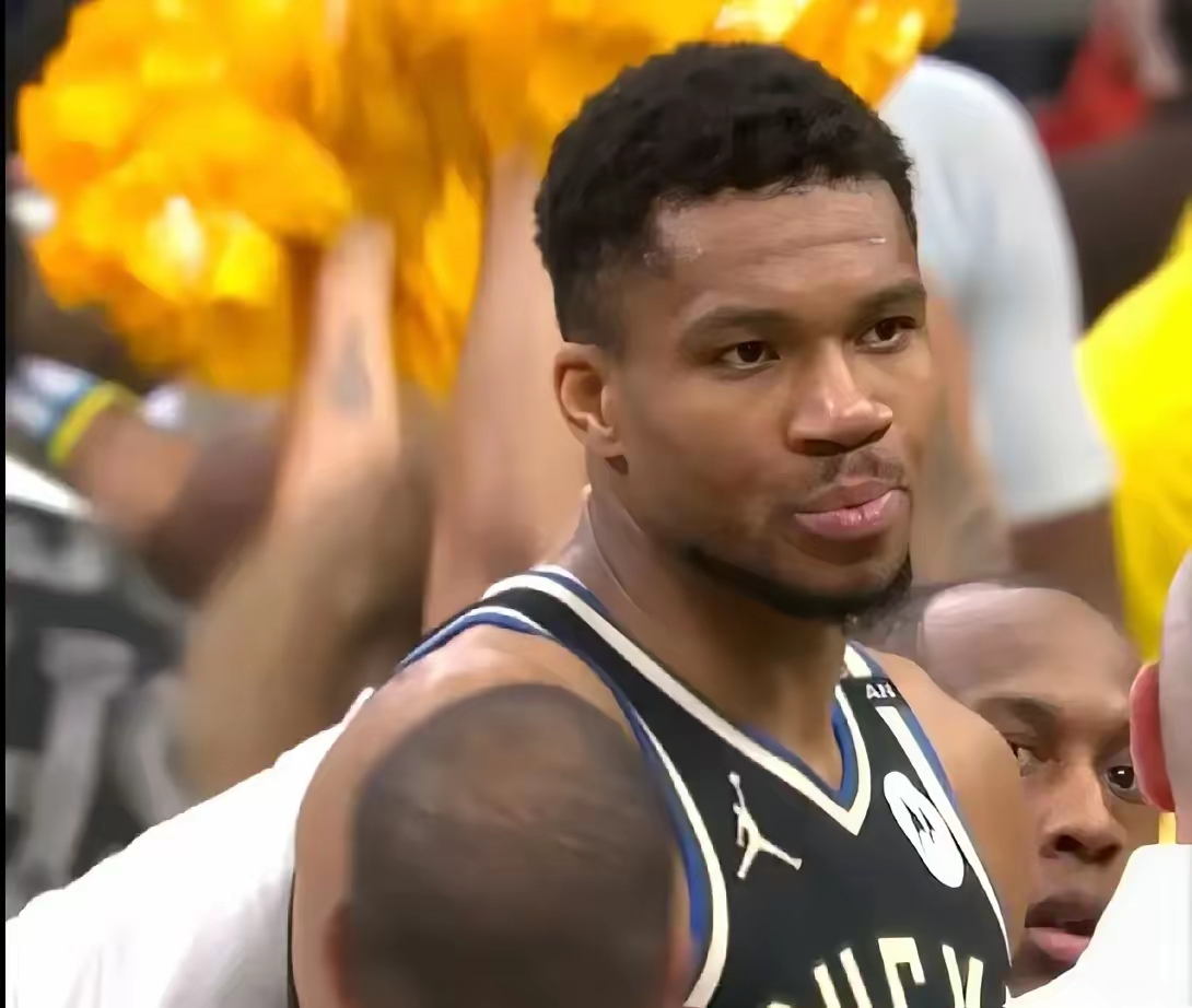 包含雄鹿横扫活塞，字母哥双+压哨两记关键三分的词条